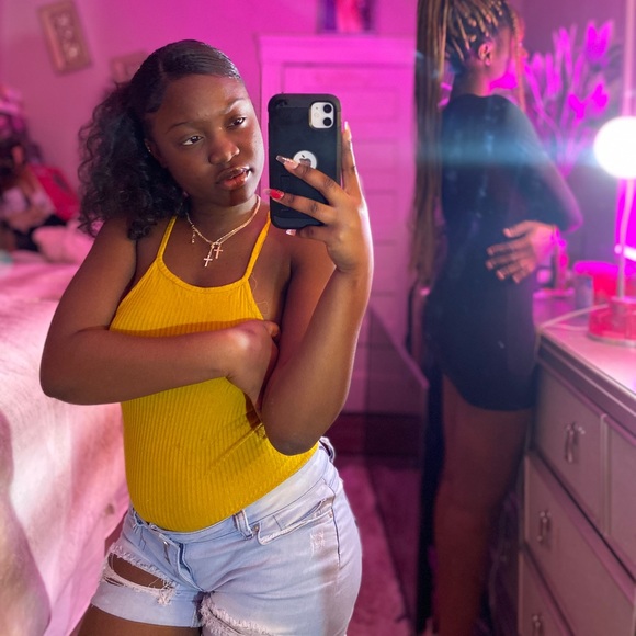 cute lemon colored top - Picture 2 of 2